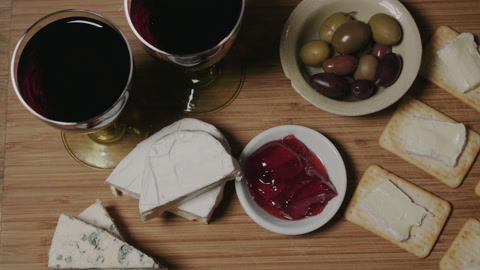 法国或意大利甜点奶酪和红酒配橄榄饼干和果酱视频素材模板下载
