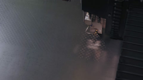 激光切割金属板的机器近距离拍摄俯视图现代化的机器，具有高精度和高效率