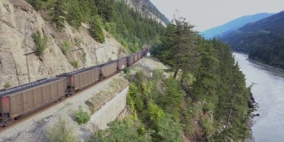 一列运煤火车穿过不列颠哥伦比亚省的一个河谷。