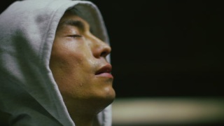 亚洲男运动员在晚上剧烈锻炼后深呼吸视频素材模板下载
