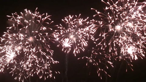 无缝循环的烟花庆典表演，色彩斑斓的新年烟花4K视频素材模板下载