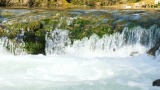 春天森林中山河上的小瀑布，4k。高清在线视频素材下载