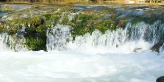 春天森林中山河上的小瀑布，4k。