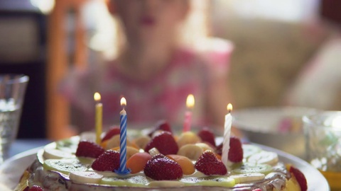 小女孩吹灭生日蛋糕上的蜡烛，拍手视频素材模板下载