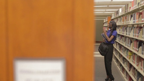 图书馆里的女大学生视频素材模板下载