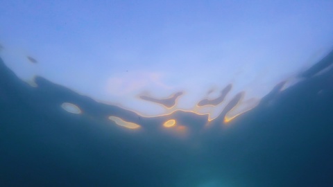 水下日落，抽象的水波纹和美丽的色彩
