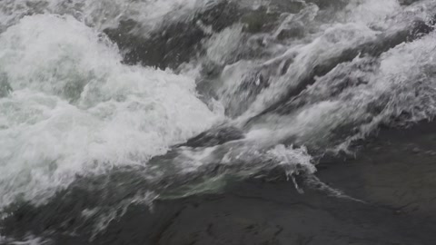 瀑布上白水的慢动作特写。视频素材模板下载