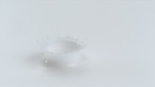 一滴牛奶溅起波纹慢动作视频素材模板下载