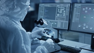 科学家使用显微镜研究芯片视频素材模板下载