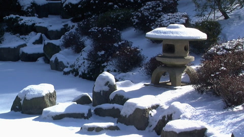 池边被雪覆盖的日式灯笼（雪见灯笼）