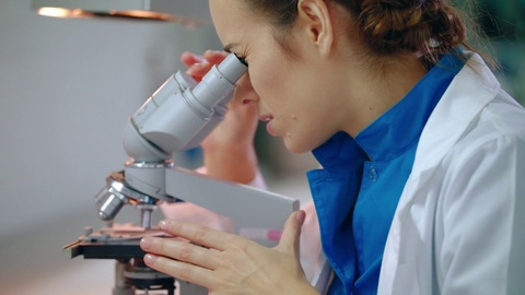 女性科学家显微镜。科学家显微镜的特写视频素材模板下载