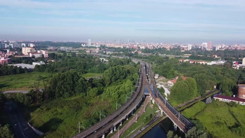 米兰城市天际线和客运列车出发，鸟瞰图视频素材模板下载