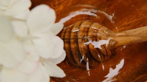 花蜜疗愈甜点透明的蜂蜜装在木杯中视频素材模板下载