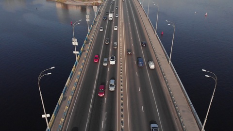 桥高速公路汽车交通空中高角度拍摄基辅视频素材模板下载