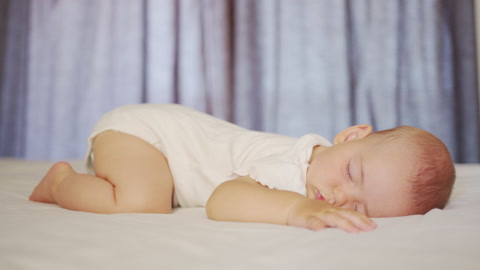 可爱的婴儿趴着甜美地睡觉视频素材模板下载