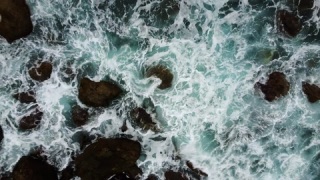 空中俯视海浪打在岩石上视频素材模板下载