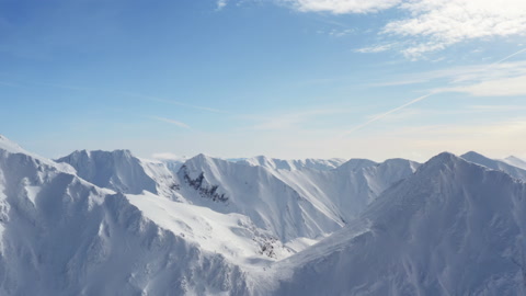 电影般的空中雪山峰和山脊镜头素材
