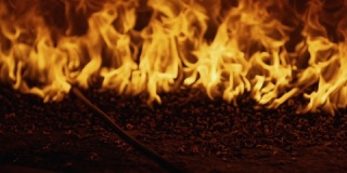 旧石炉中火焰的慢动作图像。坚果壳燃烧。