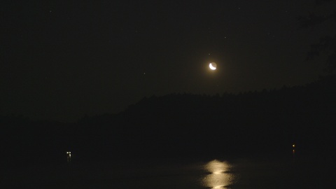 弯月挂在湖上