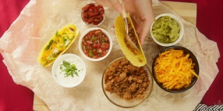 餐桌上的传统墨西哥食物，特克斯墨西哥美食。烹饪肉类玉米卷或墨西哥卷饼