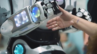 大型机器人握手并击掌人形类人机器人视频素材模板下载