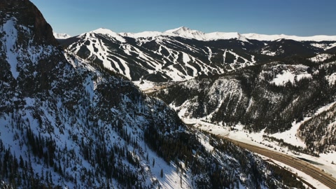无人机多利倾斜拍摄高铜山在冬天的时候视频素材模板下载
