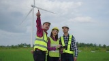 亚洲工程师小组讨论和检查风力涡轮机场的涡轮机。 高清在线视频素材下载