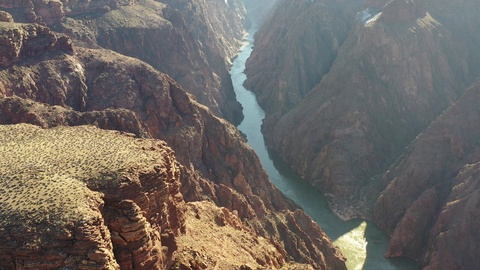 科罗拉多河在大峡谷之间流动