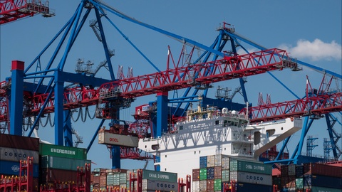 汉堡港集装箱船卸货视频