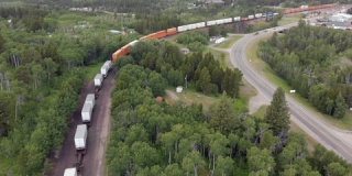 大火车在森林里行驶用无人机拍摄的航拍场景