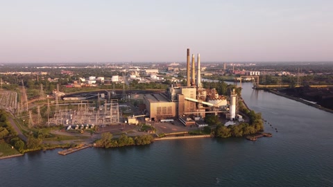 DTE Electric Company Rouge River燃煤电厂位于密歇根州的河流旁边视频素材模板下载