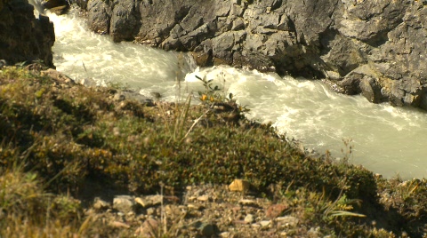河流和瀑布，河谷，平底锅视频素材模板下载