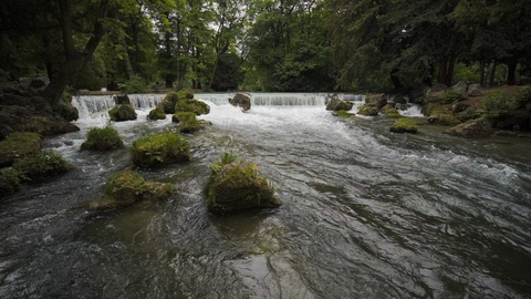 带瀑布和树木的河流，向上倾斜-慕尼黑，德国视频素材模板下载