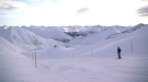 美妙绝伦的山峰滑雪场视频素材模板下载
