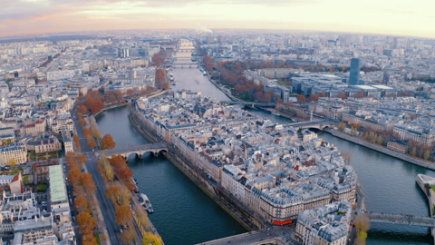 在法国巴黎塞纳河上空的航拍无人机飞行视频素材模板下载