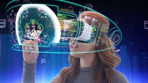 亚洲女性在VR头戴式设备上使用未来感触摸屏界面