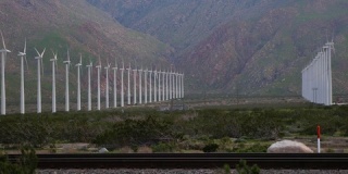 4K 视频：加州博蒙特的风力涡轮机旋转