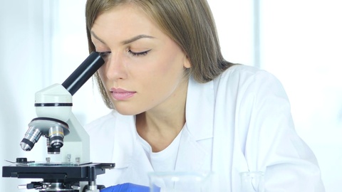 女化学家、科学研究员在实验室使用显微镜视频素材模板下载