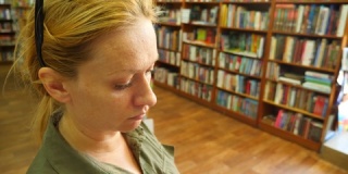 一位站在图书馆里的女性肖像，背景是书架4K