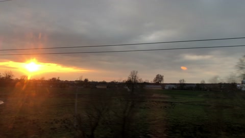火车窗外的夕阳视频素材模板下载