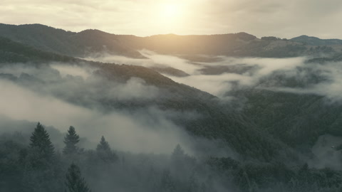 日出慢动作空中雾山景观