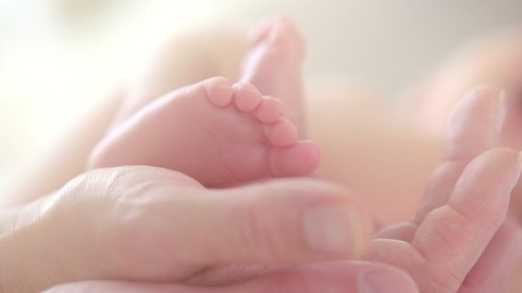 小新生儿的脚放在手上特写视频素材模板下载