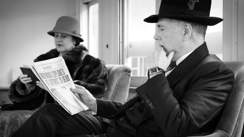 1939年，男人和女人坐在火车车厢里4k视频素材模板下载