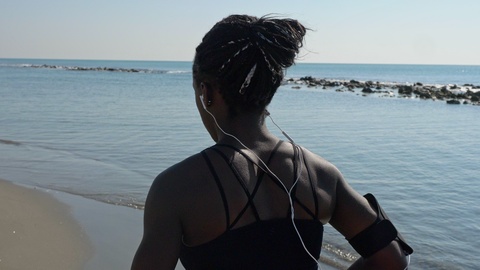 在沙滩上跑步的黑人女孩