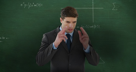 在黑板上移动数学计算前思考的人4k