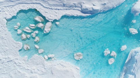 南极冰山绿松石熔融洞鸟瞰