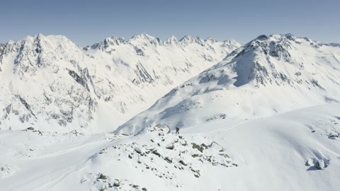 航拍登山者在雪山的视频