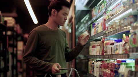 亚洲男子在当地超市购物