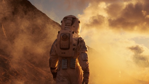 继宇航员在火星上走向他的研究站的镜头。