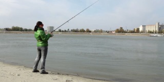 多瑙河女子运动钓鱼